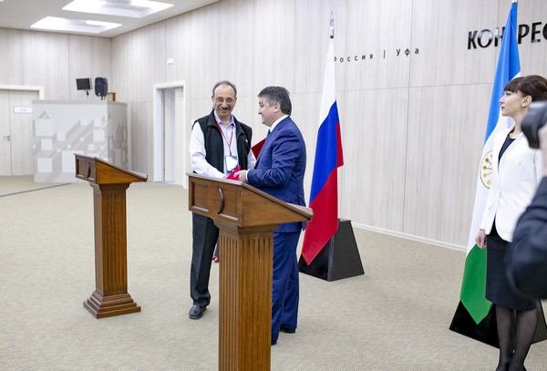 Директор фирмы 1С Борис Нуралиев и премьер-министр Башкортостана Илшат Тажитдинов