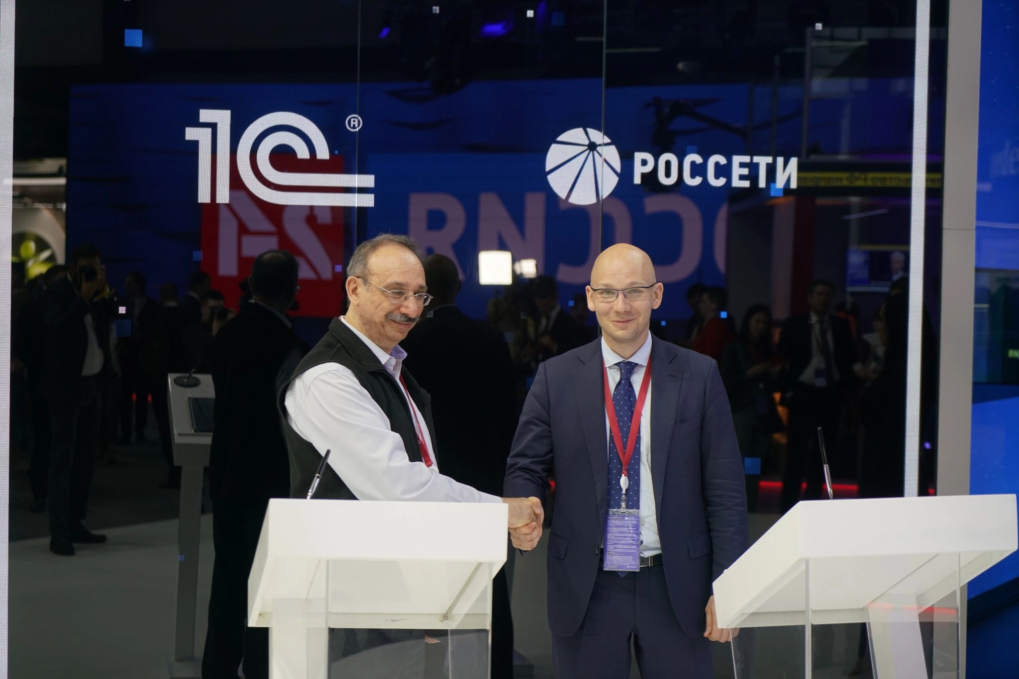 замгендиректора по операционной деятельности ПАО Россети Константин Михайлик и директор фирмы 1С Борис Нуралиев