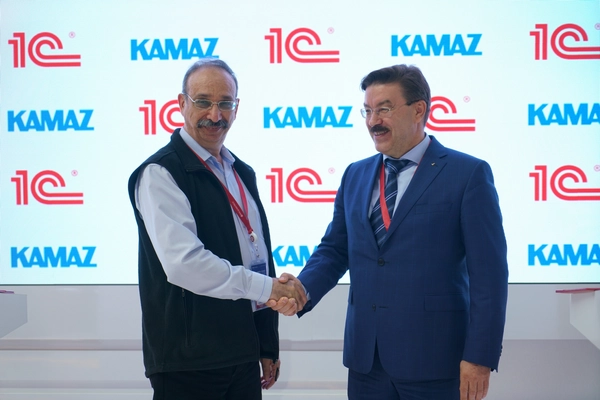 заместитель генерального директора ПАО КАМАЗ Андрей Максимов и директор фирмы 1С Борис Нуралиев