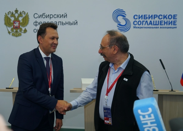 заместитель председателя Правительства Красноярского края Сергей Верещагин и директор фирмы 1С Борис Нуралиев